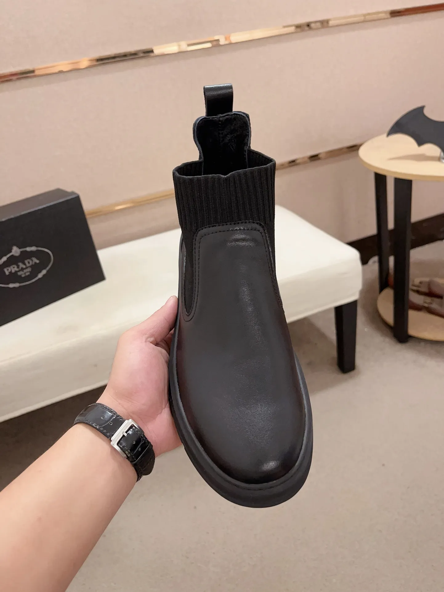 Factory price 480💰 (sheepskin lining * velvet lining optional! Can be made without label) High-quality new PRADA (Prada) counters are launched simultaneously, new men's shoes, 😘fabric is made of high-tech glue-spraying technology. Lining: sheepskin lining* velvet lining. 👍🏿 High-end ☄️ air-cushion molded anti-slip rubber outsole, exquisite lines, simple and elegant, comfortable and high-end for leisure travel. Code number: 38 to 44 (45 can be customized and cannot be returned or exchanged)